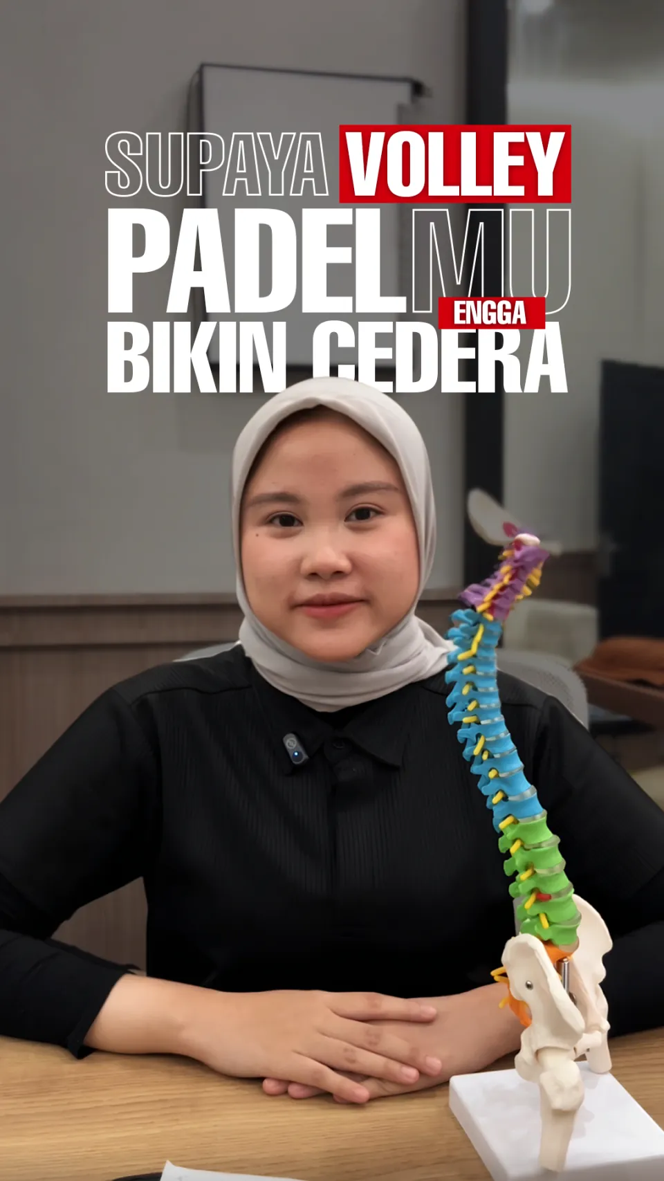 Frame vertikal ‘Supaya volley padelmu enggak bikin cedera’ dengan fisioterapis di samping model tulang belakang
